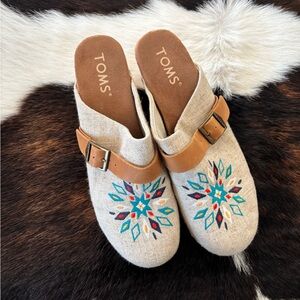 TOMS Women's Embroidered Mules - Cream and Brown